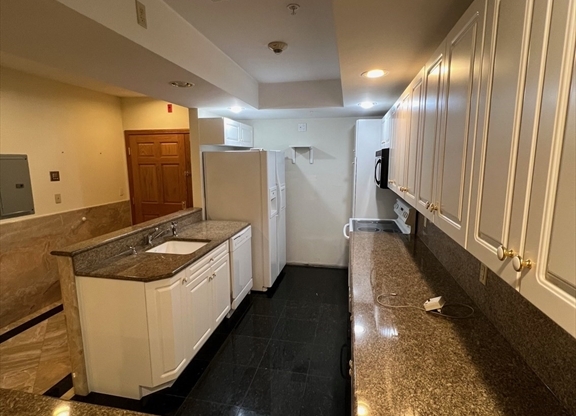 3 beds, 2 baths, 1,600 sqft, $4,300, Unit 308
