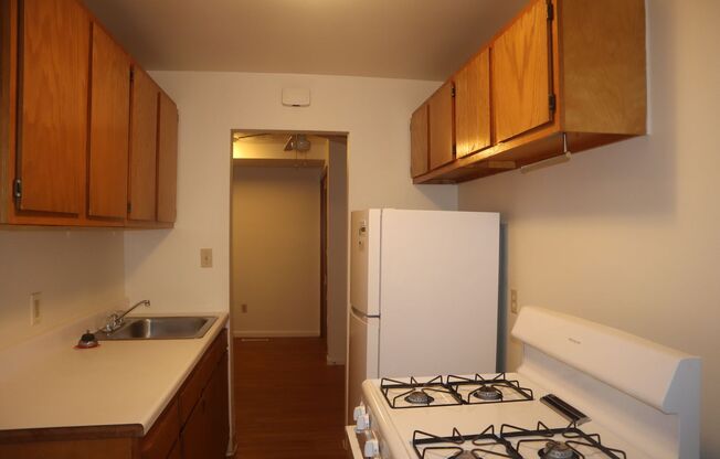 2 beds, 1 bath, 750 sqft, $1,035, Unit 30-03