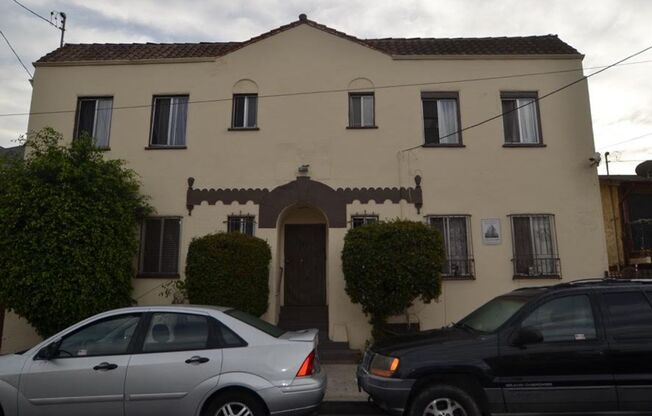 Budlong Apartments...Newly Renovated Studio...Hardwood Floors! CALL NOW!