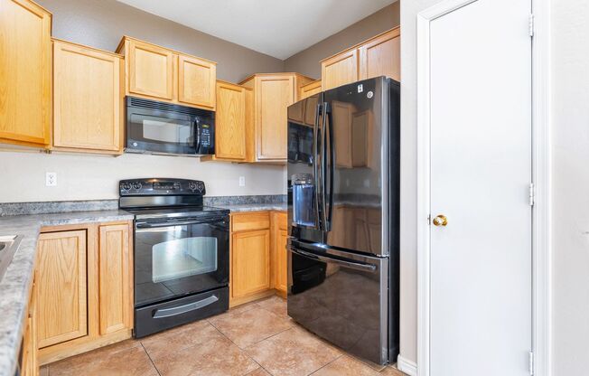 Welcome to this beautiful 3 bedroom, 2.5 bathroom home located in Avondale, AZ