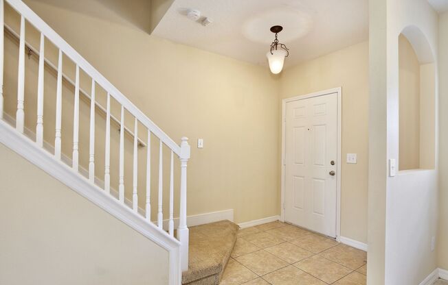 Cozy 2/2.5 Spacious Townhome with a Covered Patio in the Gated Community of Windsor Lakes - Sanford!