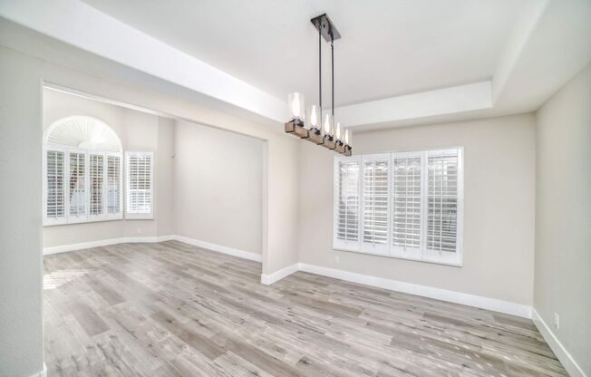 FANTASTIC 5-BEDROOM HOME NEAR DOWNTOWN SUMMERLIN!!