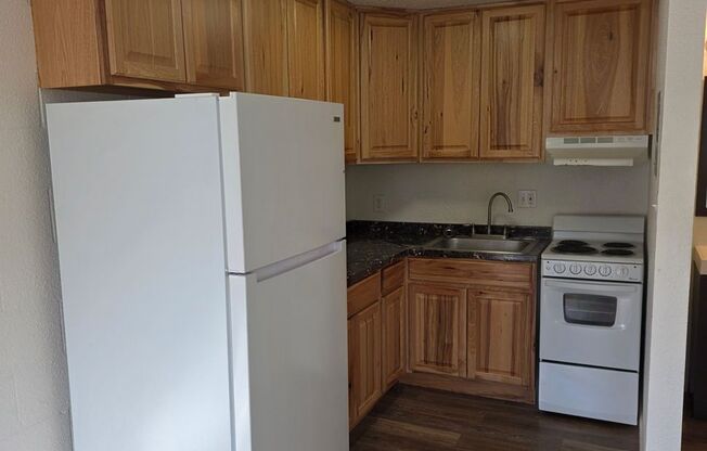 Studio, 1 bath, 375 sqft, $940, Unit 37