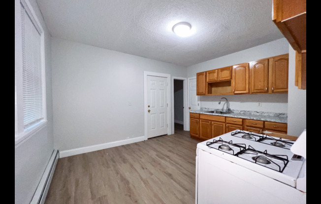 3 beds, 1 bath, $1,750, Unit 1st Fl