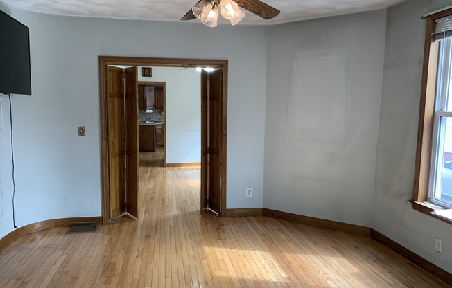 686 E 7 ST