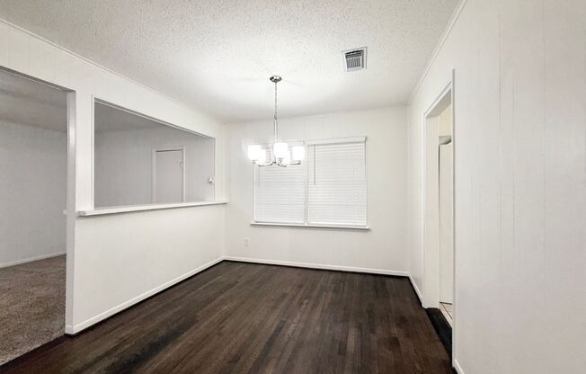 Adorable and Spacious 3/1.5 w/ Den in Lake Jackson!