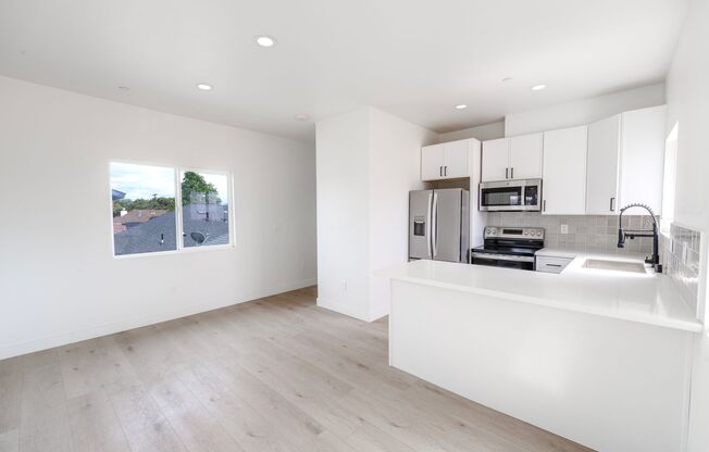 2860 Webster Ave