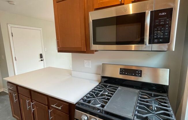 1 bed, 1 bath, 700 sqft, $975