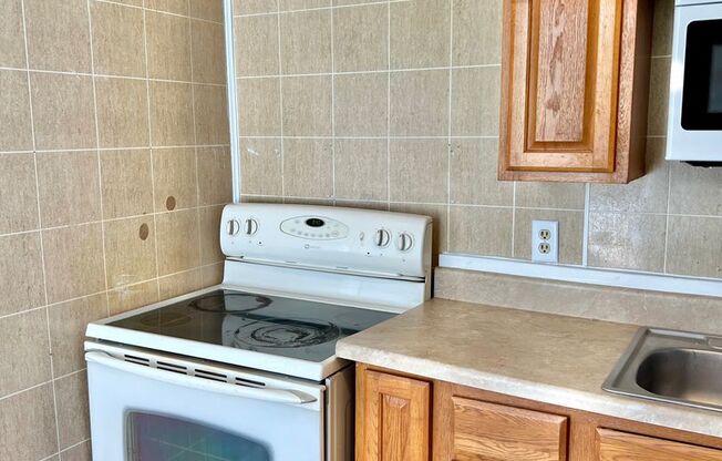 2 beds, 1 bath, $675, Unit 1 (upper)