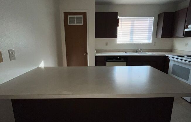 2 beds, 1 bath, 780 sqft, $1,150, Unit #D