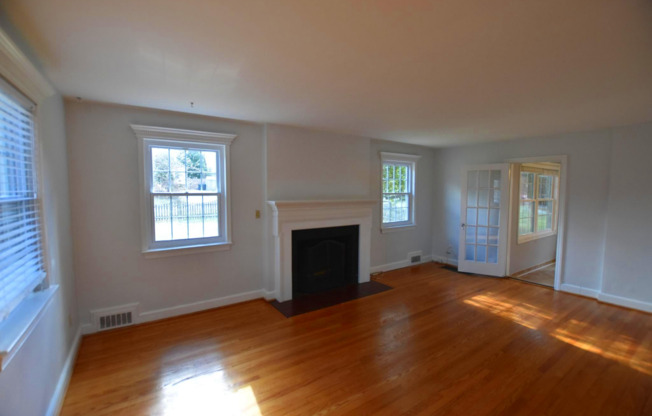 Classic Colonial in Kensington!