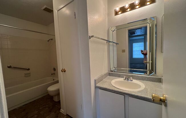 1 bed, 1 bath, 660 sqft, $1,000, Unit 1204