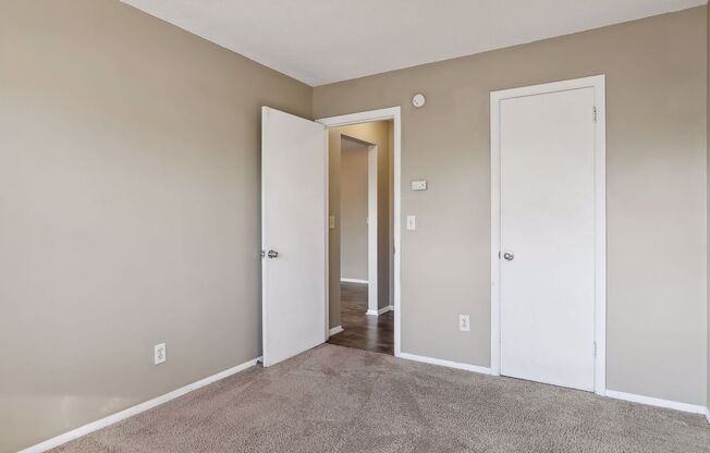 2 beds, 1 bath, $1,050, Unit Unit 4