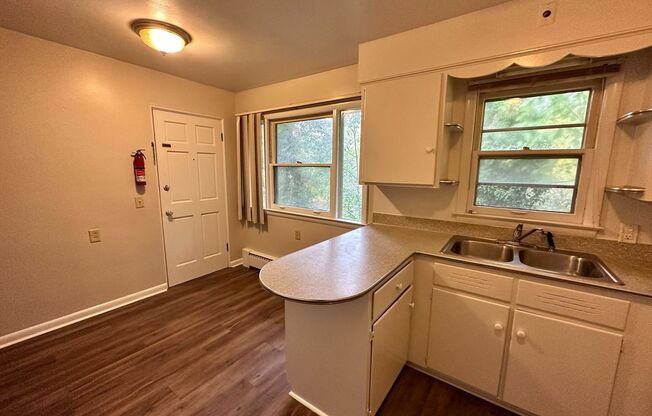 3729 Oakland #3 - 2 Bed/1 Bath Near WMU/K College