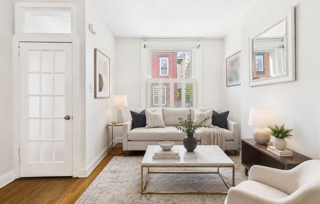 SEPTEMBER 10 Large FAIRMOUNT TOWNHOUSE - private patio