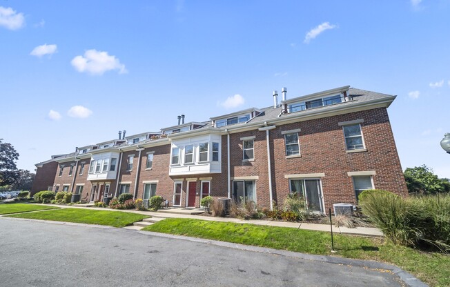 2 beds, 2.5 baths, 1,550 sqft, $3,100, Unit 13