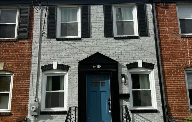 Lovely 2 BR/2 BA Townhome in Riggs Park!