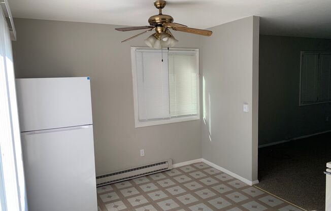 2 beds, 1 bath, 990 sqft, $1,450, Unit 18