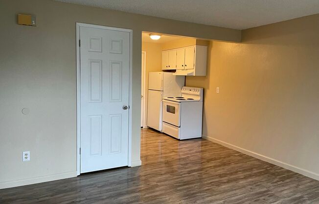 2 beds, 1 bath, 700 sqft, $1,350, Unit 10