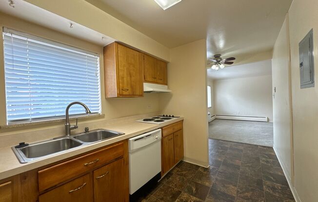 2 beds, 1 bath, 895 sqft, $1,450, Unit 202