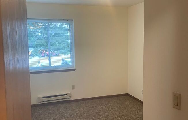 3 beds, 1 bath, 1,040 sqft, $1,800, Unit 3156-105