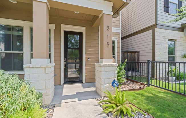 215 E COURTLAND PL