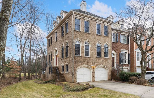 3 Bedroom 3.5 Bathroom Townhouse// Vienna// Parking for 4 cars + Finished Basement