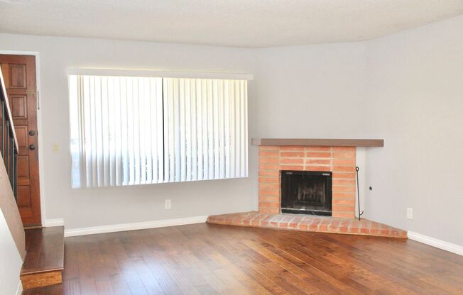 Beautiful 2B/1.5BA Condo w/ Patio & Washer/Dryer in Bay Ho!