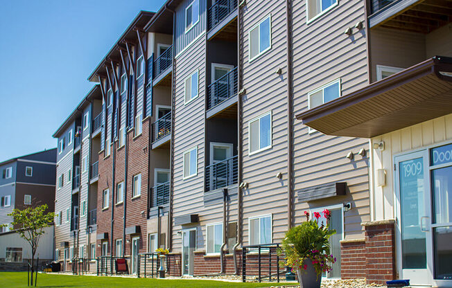 an exterior view of an apartment building