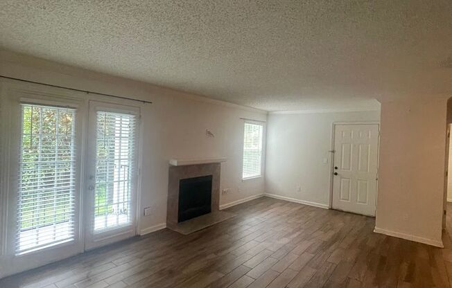 Beautiful Lake Front 2/2 Condo Near UCF !!!!