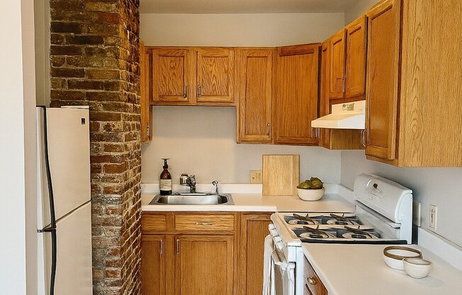 506 E 8 ST