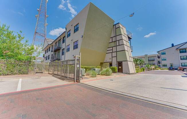 Exterior Porch at Vue Live Oak, Dallas, TX, 75204