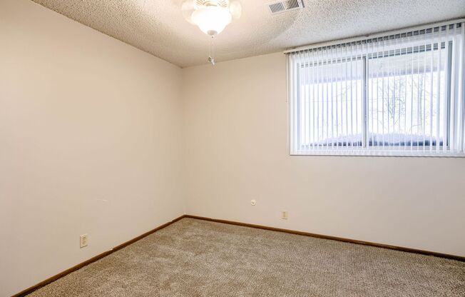 1 bed, 1 bath, 750 sqft, $750, Unit 5140 S 48th #15