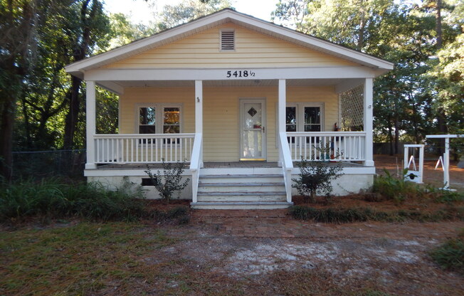 Adorable 2 Bedroom located in Mid-town close to Beach!!!