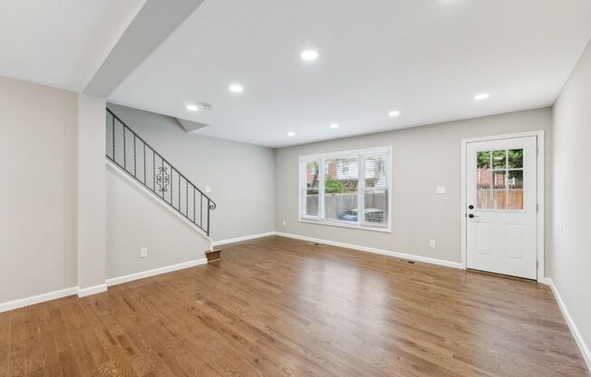 Charming 3 Bed 2.5 Bath Interior Townhome In Warwick Village