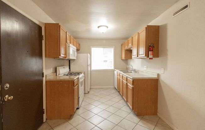 2 beds, 1 bath, 784 sqft, $1,100, Unit 1806 1E