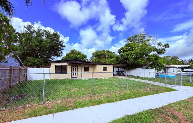 STUNNING 3 Bedroom, 1 Bathroom Home in Orlando!! Only minutes from UCF!!