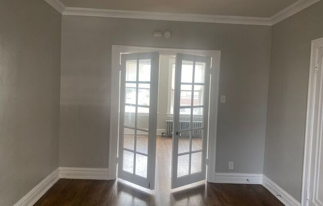 2 beds, 1 bath, $1,300, Unit 2E