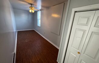 2 beds, 1 bath, $800, Unit 04