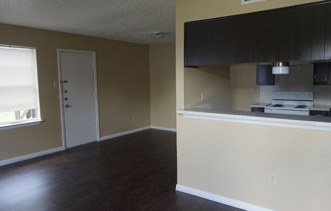 2 beds, 1 bath, 967 sqft, $825