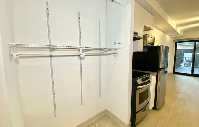 Studio, 1 bath, 338 sqft, $2,905, Unit 750 Harrison St, Unit 605