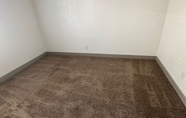 2 beds, 1 bath, 950 sqft, $1,295, Unit B5