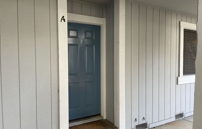 Wonderful lower level Condo with Laminate Plank flooring!
