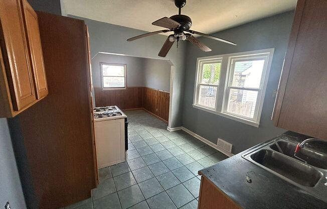 3 BED 1 BATH SINGLE FAMILY HOME IN OLD BROOKLYN!