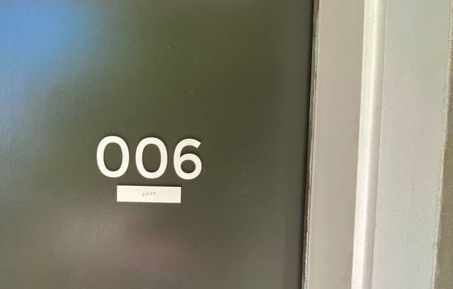 Studio, 1 bath, 410 sqft, $1,350, Unit 006