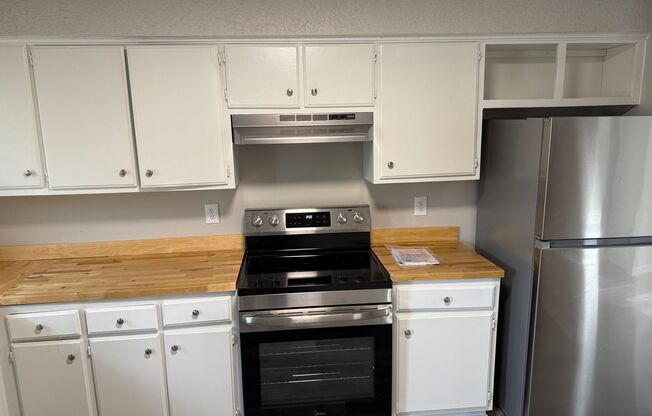 2 Bedroom/ 1 Bathroom Duplex in Hermitage