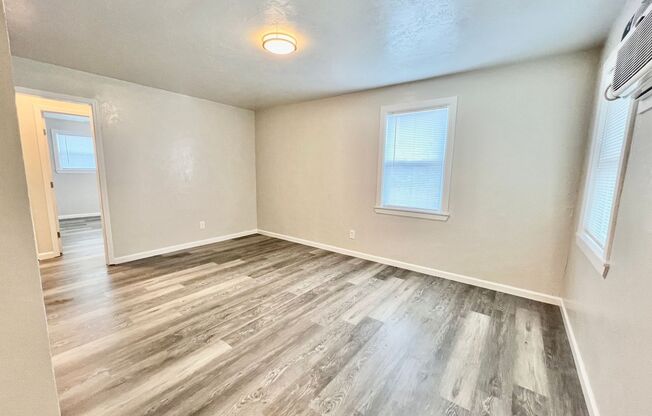 2 beds, 1 bath, 700 sqft, $725, Unit APT 4