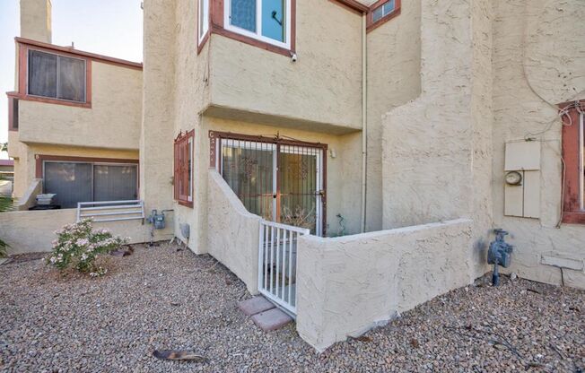 2 bedroom, 2 bath town house minutes from the Strip