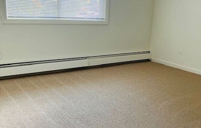 2 beds, 1 bath, 800 sqft, $1,895, Unit 10-12