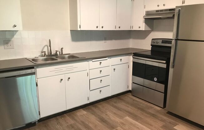 2 beds, 1 bath, 760 sqft, $1,100, Unit 11